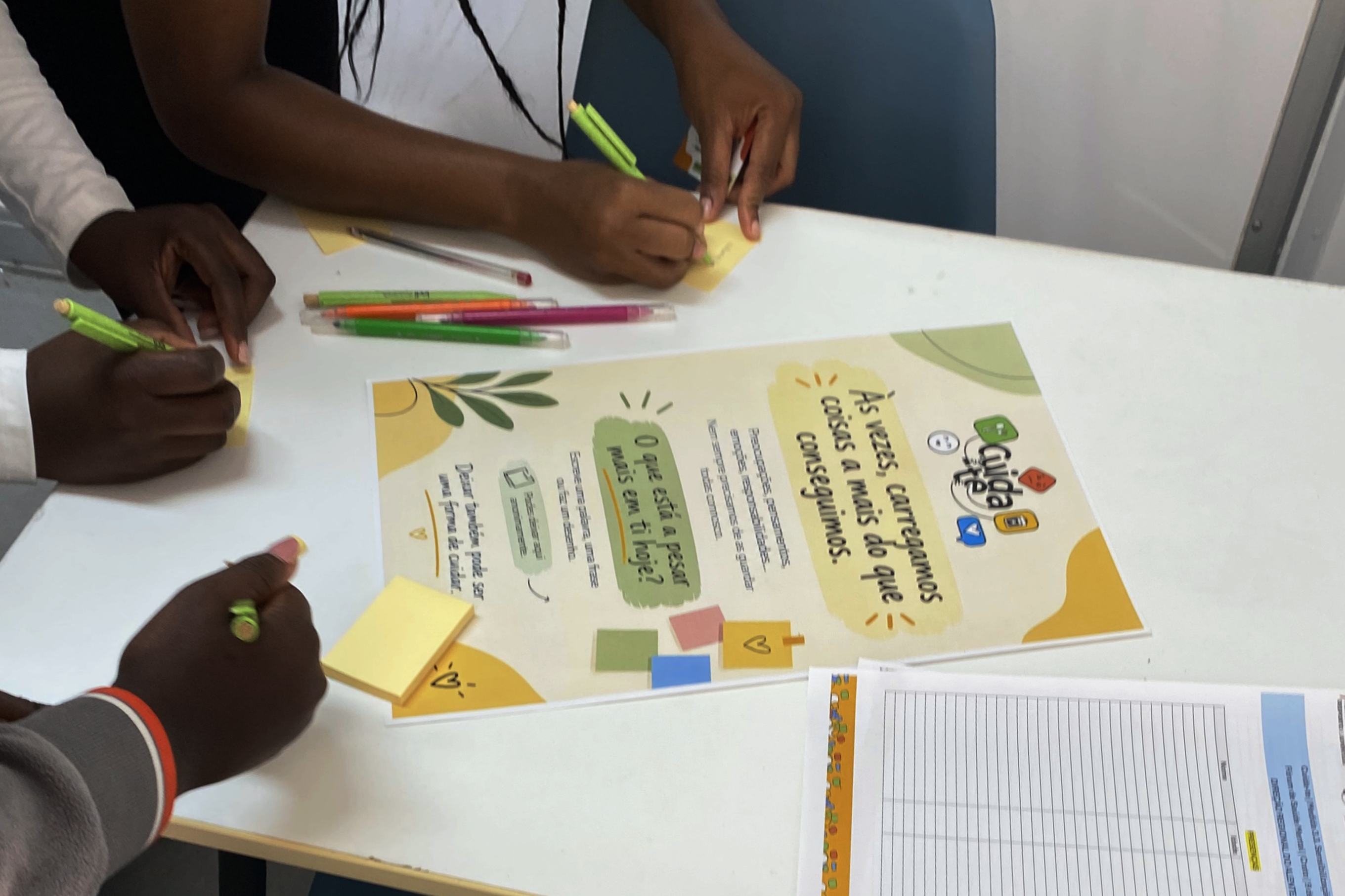 Jovens dentro da Unidade Móvel a realizarem uma das dinâmicas do Programa Cuida-te.