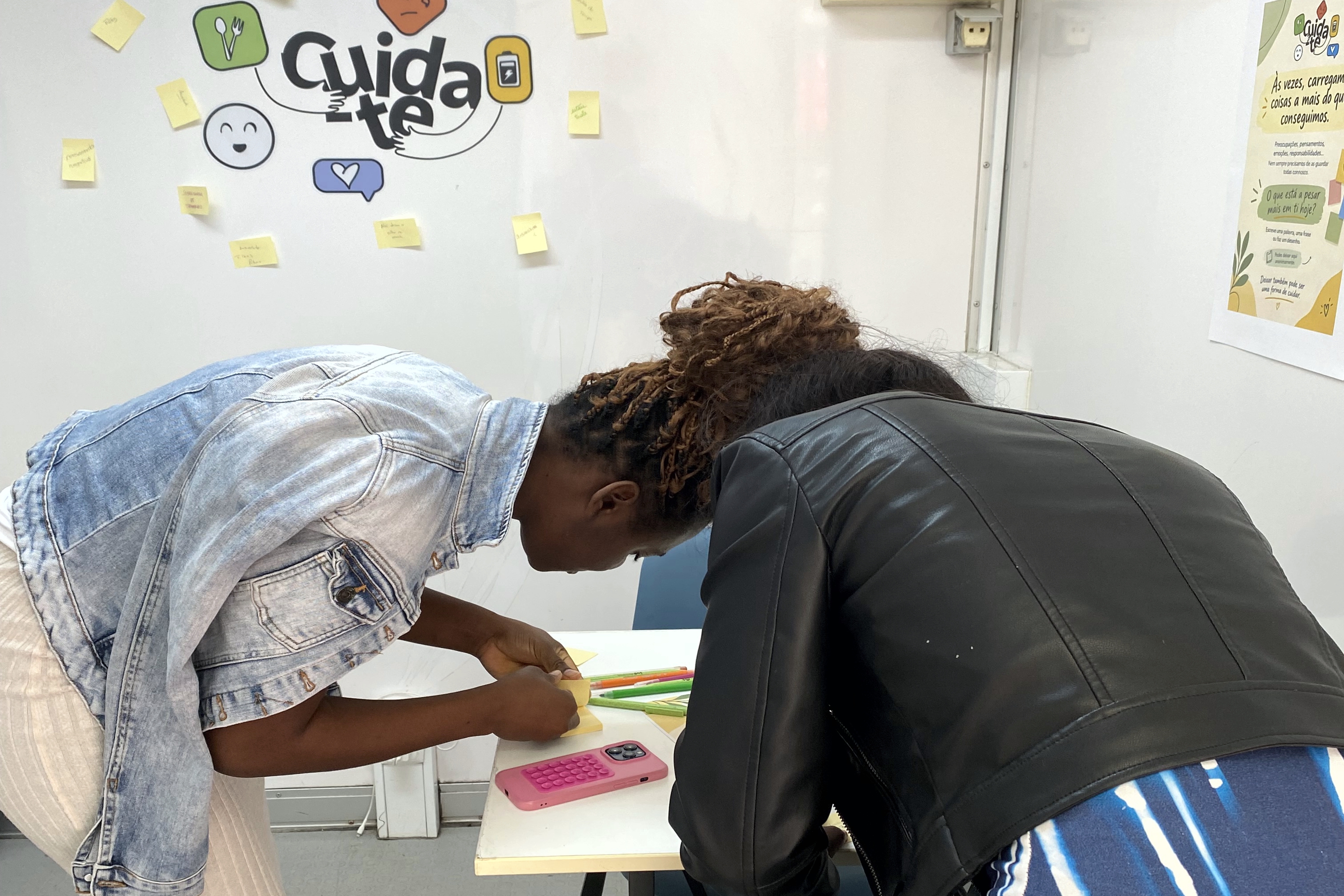 Duas jovens dentro da Unidade Móvel a realizarem uma das dinâmicas do Programa Cuida-te.