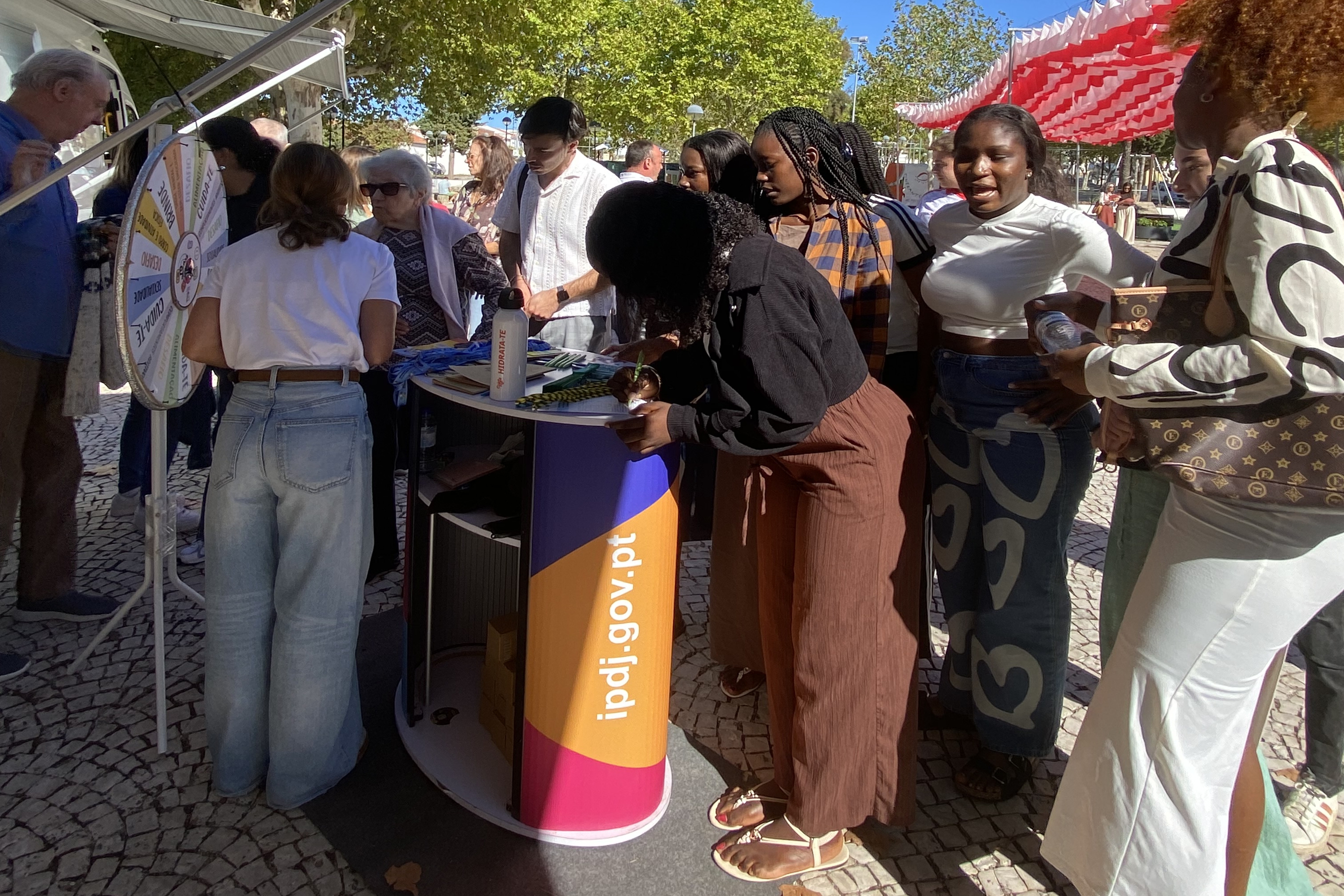 Jovens junto à Unidade Móvel, a participarem nas dinâmicas do IPDJ, no âmbito do Programa Cuida-te.