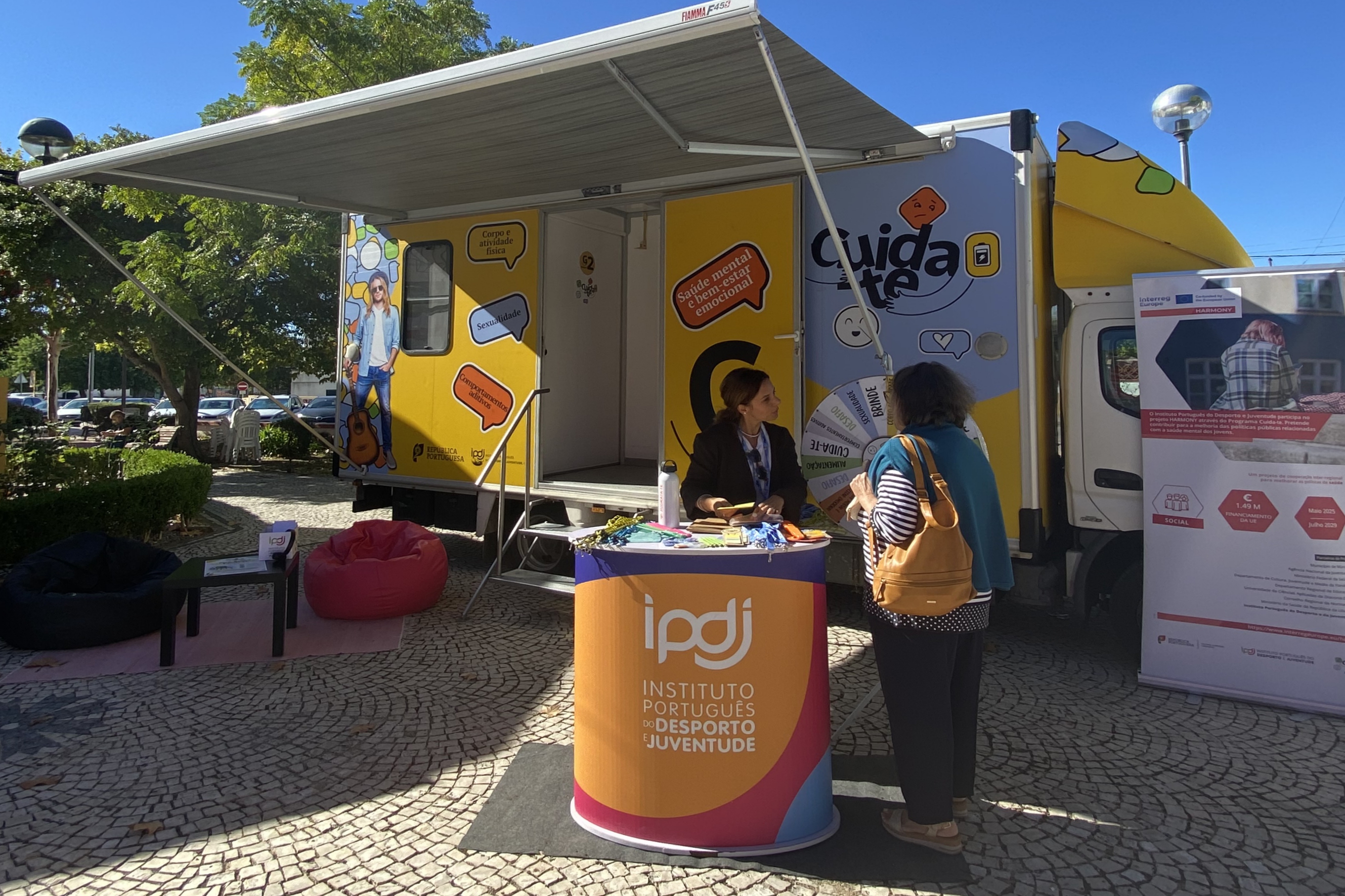 Pessoas junto da Unidade Móvel a serem informadas sobre o programa Cuida-te.