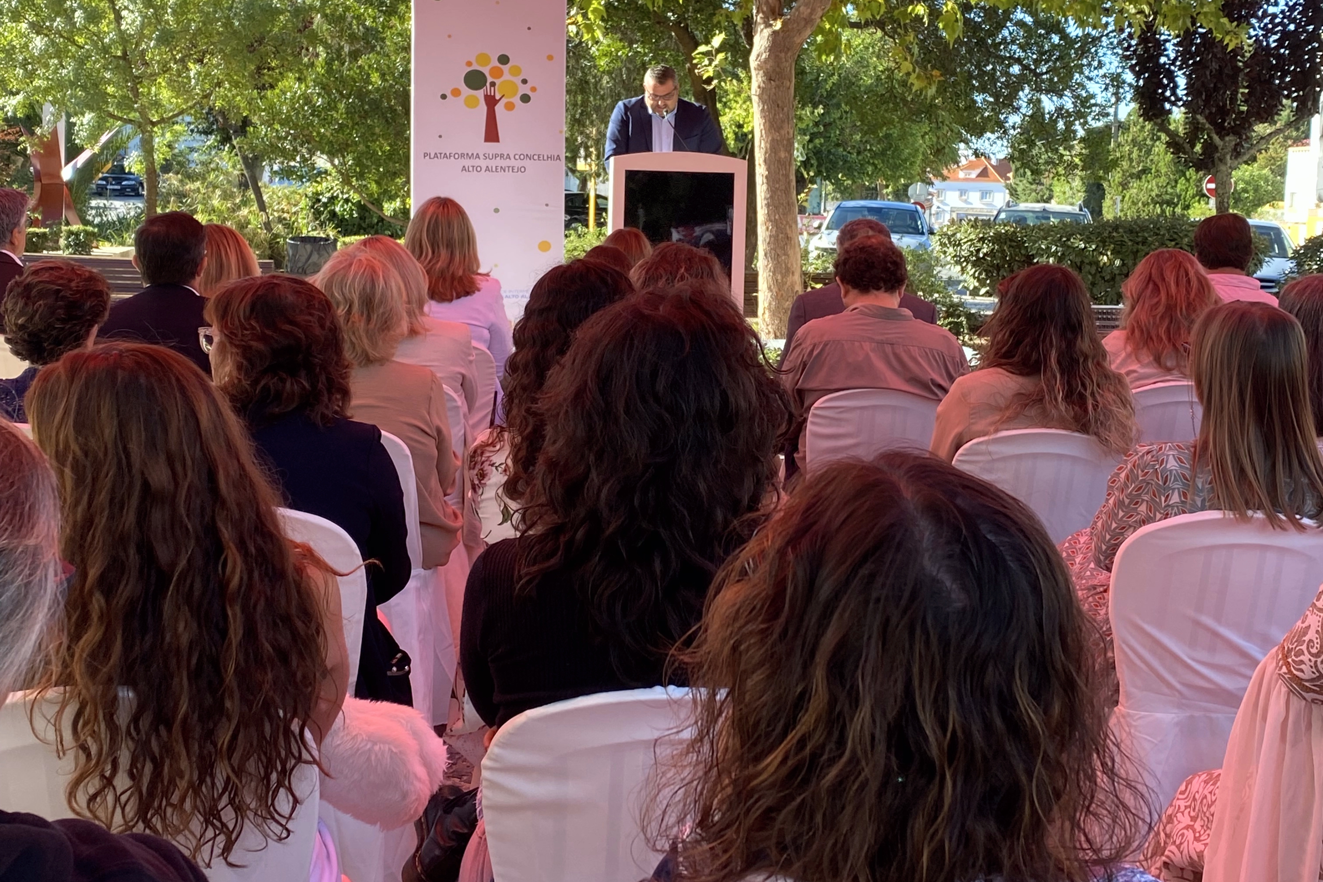 Participantes numa das sessões do Fórum sobre a saúde mental do Alto Alentejo, realizada ao ar livre, perto da Unidade Móvel Cuida-te.