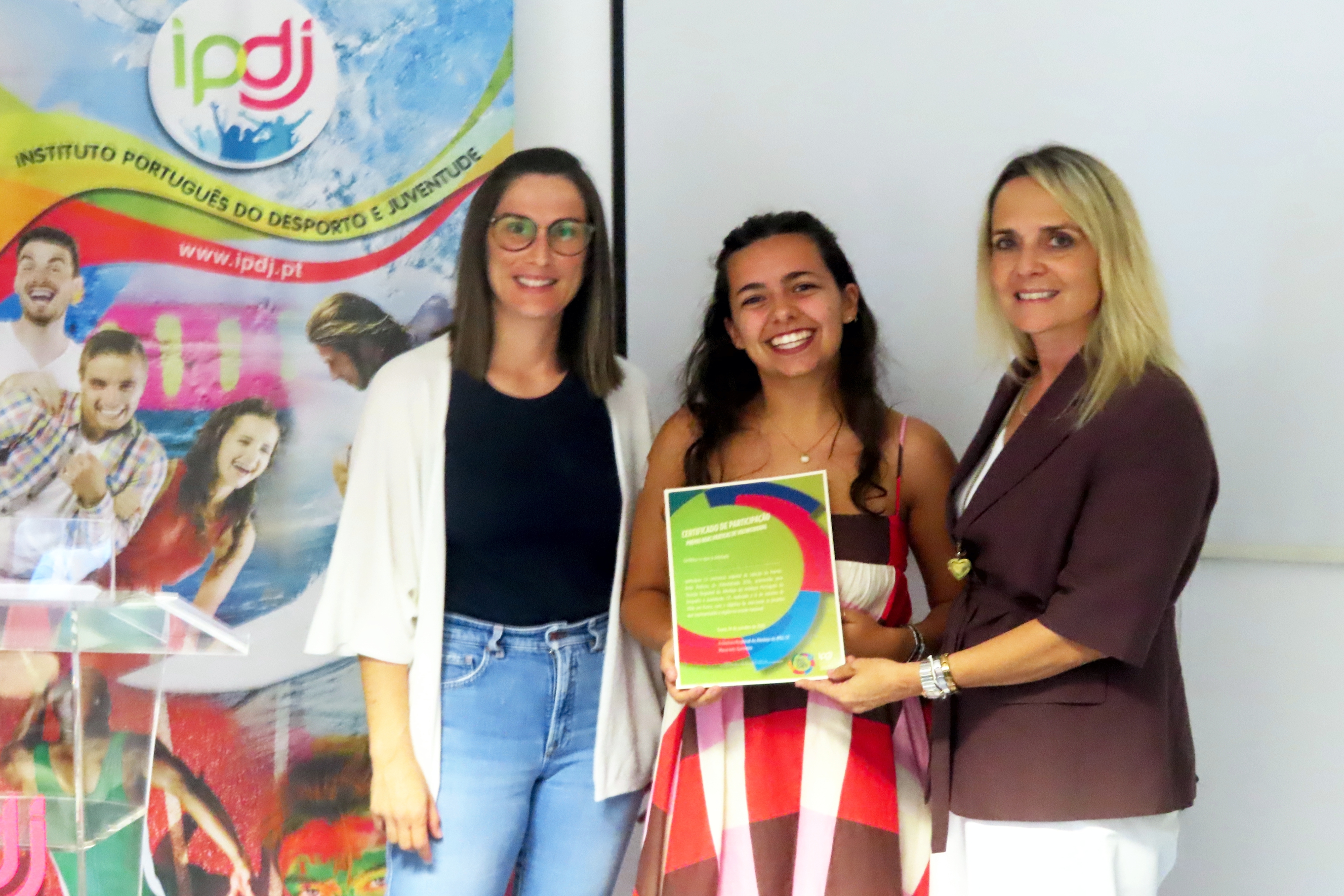 Entrega do certificado de participação pela diretora regional do Alentejo do IPDJ, Maria Inês Guerreiro, a entidade premiada.