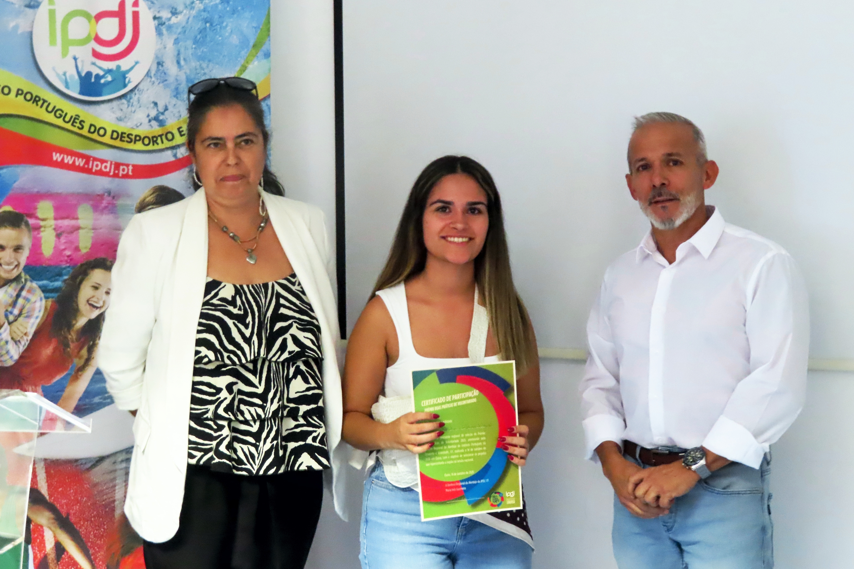 Entrega do certificado de participação pelo representante da CCDR Alentejo , Miguel Rosa, a entidade premiada.