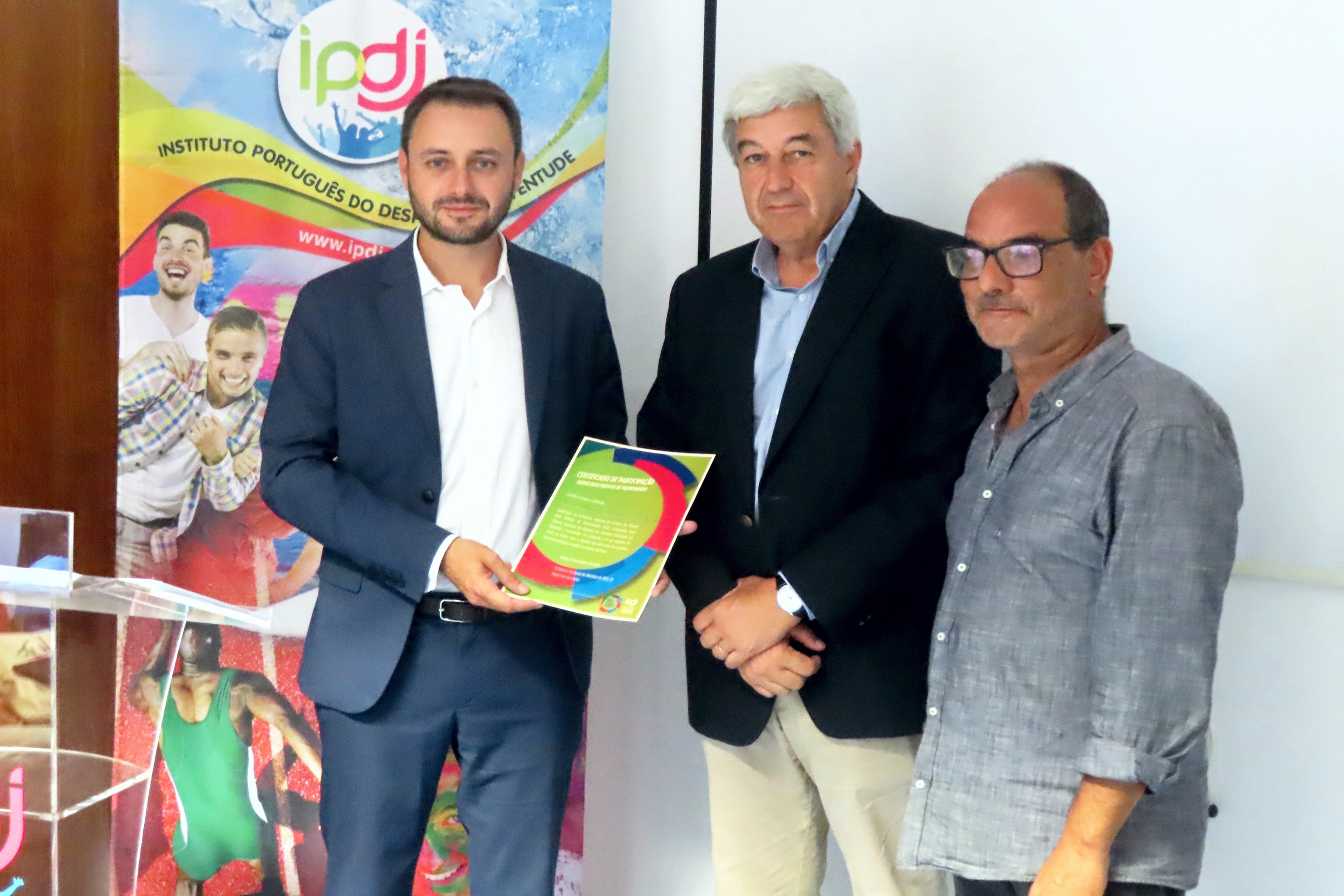 Entrega do certificado de participação pela diretor regional do ICNF, José Godinho Calado, a entidade premiada.