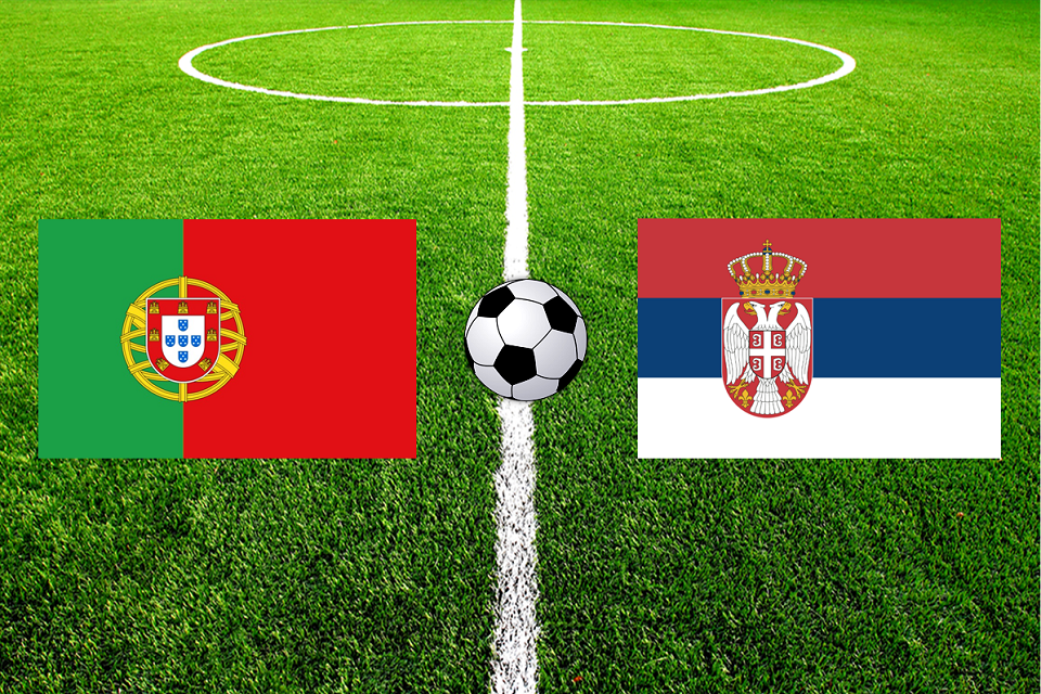 Relvado com uma bola de futebol e as bandeiras de Portugal e da Sérvia.